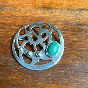 Sterling Silver Celtic handmade Brooch w/ a lovely Malachite stone - Vintage ❤️